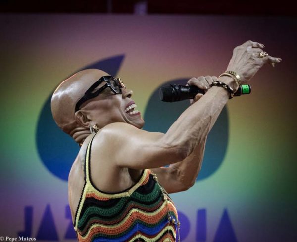 Marc Ribot Hurry Red Telephone - Dee Dee Bridgewater Quartet: We Exist! (60 Festival de Jazz de San Sebastián 2025. 2025-07-25) Por Antonio Torres (texto y fotos), y Pepe Mateos (fotos) [Concierto de jazz] - Tomajazz - Marc Ribot Hurry Red Telephone - Dee Dee Bridgewater Quartet: We Exist! actuaron en el 60 Festival de Jazz de San Sebastián 2025. Antonio Torres y Pepe Mateos repasan la cita doble. Actuaron Marc Ribot, Ava Mendoza, Sebastian Steinberg, Chad Taylor, Dee Dee Bridgewater, Carmen Staaf, Rosa Brunello, Evita Polidoro 