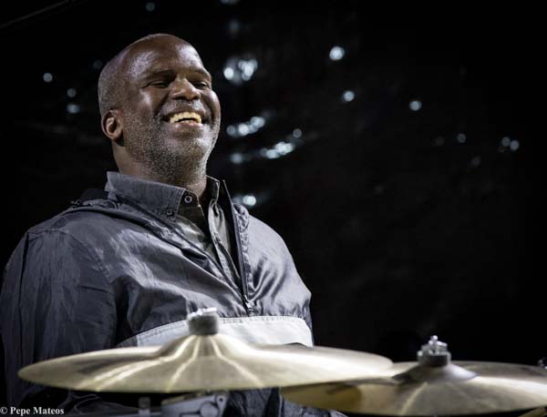 Steve Coleman Five Elements / Kurt Elling & Yellow Jackets (60 Festival de Jazz de San Sebastián 2025. 2025-07-24) Por Antonio Torres (texto y fotos), y Pepe Mateos (fotos) [Concierto de jazz] - Tomajazz - Steve Coleman Five Elements / Kurt Elling & Yellow Jackets actuaron en la primera jornada en la Trini del 60 Festival de Jazz de San Sebastián 2025. Antonio Torres (texto y fotos), y Pepe Mateos (fotos) repasan la actuación