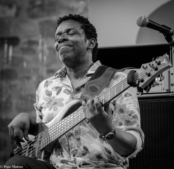 Steve Coleman Five Elements / Kurt Elling & Yellow Jackets (60 Festival de Jazz de San Sebastián 2025. 2025-07-24) Por Antonio Torres (texto y fotos), y Pepe Mateos (fotos) [Concierto de jazz] - Tomajazz - Steve Coleman Five Elements / Kurt Elling & Yellow Jackets actuaron en la primera jornada en la Trini del 60 Festival de Jazz de San Sebastián 2025. Antonio Torres (texto y fotos), y Pepe Mateos (fotos) repasan la actuación