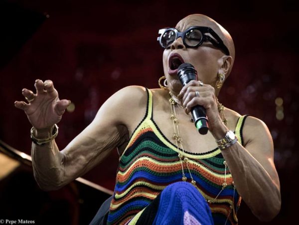 Marc Ribot Hurry Red Telephone - Dee Dee Bridgewater Quartet: We Exist! (60 Festival de Jazz de San Sebastián 2025. 2025-07-25) Por Antonio Torres (texto y fotos), y Pepe Mateos (fotos) [Concierto de jazz] - Tomajazz - Marc Ribot Hurry Red Telephone - Dee Dee Bridgewater Quartet: We Exist! actuaron en el 60 Festival de Jazz de San Sebastián 2025. Antonio Torres y Pepe Mateos repasan la cita doble. Actuaron Marc Ribot, Ava Mendoza, Sebastian Steinberg, Chad Taylor, Dee Dee Bridgewater, Carmen Staaf, Rosa Brunello, Evita Polidoro 