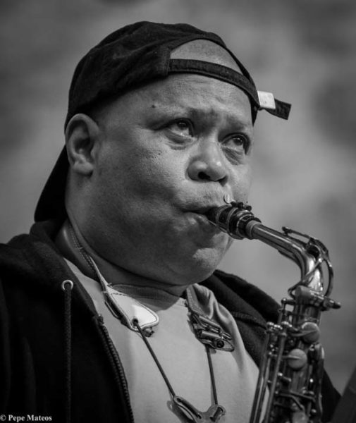 Steve Coleman Five Elements / Kurt Elling & Yellow Jackets (60 Festival de Jazz de San Sebastián 2025. 2025-07-24) Por Antonio Torres (texto y fotos), y Pepe Mateos (fotos) [Concierto de jazz] - Tomajazz - Steve Coleman Five Elements / Kurt Elling & Yellow Jackets actuaron en la primera jornada en la Trini del 60 Festival de Jazz de San Sebastián 2025. Antonio Torres (texto y fotos), y Pepe Mateos (fotos) repasan la actuación