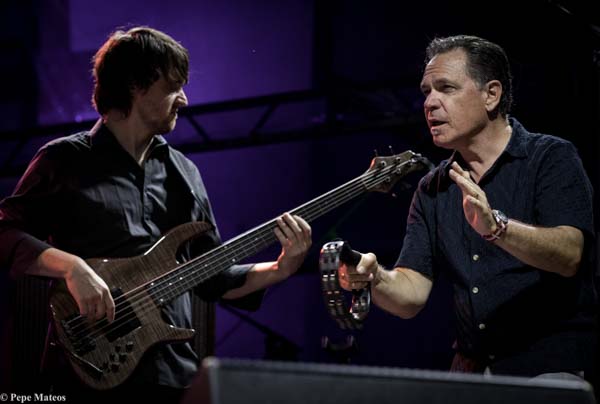 Steve Coleman Five Elements / Kurt Elling & Yellow Jackets (60 Festival de Jazz de San Sebastián 2025. 2025-07-24) Por Antonio Torres (texto y fotos), y Pepe Mateos (fotos) [Concierto de jazz] - Tomajazz - Steve Coleman Five Elements / Kurt Elling & Yellow Jackets actuaron en la primera jornada en la Trini del 60 Festival de Jazz de San Sebastián 2025. Antonio Torres (texto y fotos), y Pepe Mateos (fotos) repasan la actuación