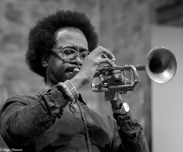 Steve Coleman Five Elements / Kurt Elling & Yellow Jackets (60 Festival de Jazz de San Sebastián 2025. 2025-07-24) Por Antonio Torres (texto y fotos), y Pepe Mateos (fotos) [Concierto de jazz] - Tomajazz - Steve Coleman Five Elements / Kurt Elling & Yellow Jackets actuaron en la primera jornada en la Trini del 60 Festival de Jazz de San Sebastián 2025. Antonio Torres (texto y fotos), y Pepe Mateos (fotos) repasan la actuación