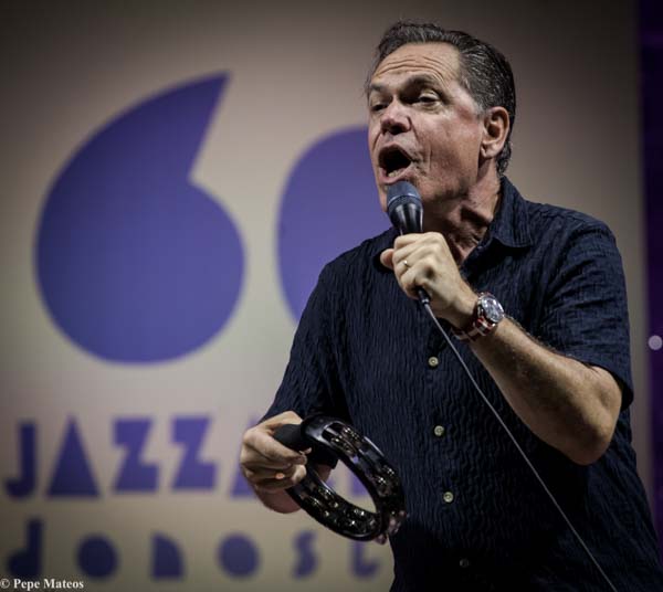 Steve Coleman Five Elements / Kurt Elling & Yellow Jackets (60 Festival de Jazz de San Sebastián 2025. 2025-07-24) Por Antonio Torres (texto y fotos), y Pepe Mateos (fotos) [Concierto de jazz] - Tomajazz - Steve Coleman Five Elements / Kurt Elling & Yellow Jackets actuaron en la primera jornada en la Trini del 60 Festival de Jazz de San Sebastián 2025. Antonio Torres (texto y fotos), y Pepe Mateos (fotos) repasan la actuación
