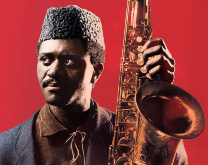 Pharoah Sanders: Love Is Here. The Complete Paris 1975 ORTF Recordings (Transcendence Sounds; 2025) Por Pachi Tapiz [Grabación de jazz] - Tomajazz - Transcendence Sounds ha publicado Love is Here, doble CD en directo de 1975 de Pharoah Sanders. Pachi Tapiz reseña la grabación. Actuaron Pharoah Sanders, Danny Mixon, Calvin Hill, Greg Bandy