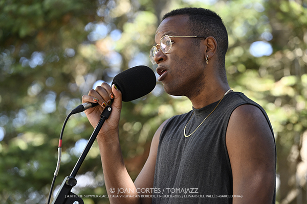 Michael Mayo 4t (A Rite of Summer, LAC/ Casa Virupa, Can Bordoi, 13-julio-2025, Llinars del Vallès -Barcelona-) [y III] Por Joan Cortès [INSTANTZZ AKA Galería fotográfica AKA Fotoblog de jazz, impro… y algo más] - Tomajazz - Michael Mayo 4t actuó en A Rite of Summer, en LAC en Llinars del Vallès -Barcelona- el 13 de julio de 2025. Joan Cortès lo retrata en INSTANTZZ. Actuaron Michael Mayo, Andrew Freedman, Robin Baytas, Kyle Miles, Shai Maestro