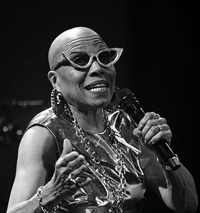 Dee Dee Bridgewater 4t «We Exist» (Mas i Mas Festival / Palau de la Música, 26-julio-2025, Barcelona) Por Joan Cortès [INSTANTZZ AKA Galería fotográfica AKA Fotoblog de jazz, impro… y algo más] - Tomajazz - Dee Dee Bridgewater 4t «We Exist» actuó en el Mas i Mas Festival en el Palau de la Música de Barcelona, el 26 de julio de 2025. Joan Cortès lo retrata en INSTANTZZ. Actuaron Dee Dee Bridgewater, Carmen Staaf, Rosa Brunello, Shirazette Tinnin