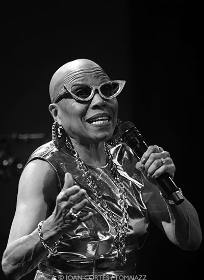 Dee Dee Bridgewater 4t «We Exist» (Mas i Mas Festival / Palau de la Música, 26-julio-2025, Barcelona) Por Joan Cortès [INSTANTZZ AKA Galería fotográfica AKA Fotoblog de jazz, impro… y algo más] - Tomajazz - Dee Dee Bridgewater 4t «We Exist» actuó en el Mas i Mas Festival en el Palau de la Música de Barcelona, el 26 de julio de 2025. Joan Cortès lo retrata en INSTANTZZ. Actuaron Dee Dee Bridgewater, Carmen Staaf, Rosa Brunello, Shirazette Tinnin