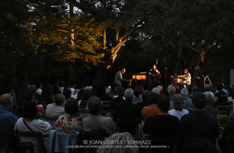 LAC Jam #01 (Casa Virupa-Can Bordoi, 21-agosto-2025, Llinars del Vallès -Barcelona-) Por Joan Cortès [INSTANTZZ AKA Galería fotográfica AKA Fotoblog de jazz, impro… y algo más] - Tomajazz - LAC Jam #01 tuvo lugar en Casa Virupa-Can Bordoi, Llinars del Vallès -Barcelona-, el 21 de agosto de 2025. Joan Cortès lo retrata en INSTANTZZ. Participaron Shai Maestro, Manel Fortià, Marc Miralta, Christos Rafalides, Antonio Sánchez, Thana Alexa, Xavi Torres, Lucas Delgado, Lluc Casares
