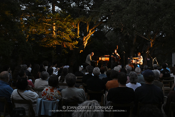 LAC Jam #01 (Casa Virupa-Can Bordoi, 21-agosto-2025, Llinars del Vallès -Barcelona-) Por Joan Cortès [INSTANTZZ AKA Galería fotográfica AKA Fotoblog de jazz, impro… y algo más] - Tomajazz - LAC Jam #01 tuvo lugar en Casa Virupa-Can Bordoi, Llinars del Vallès -Barcelona-, el 21 de agosto de 2025. Joan Cortès lo retrata en INSTANTZZ. Participaron Shai Maestro, Manel Fortià, Marc Miralta, Christos Rafalides, Antonio Sánchez, Thana Alexa, Xavi Torres, Lucas Delgado, Lluc Casares
