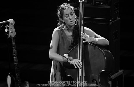 Verano Femenino 2025 Por Joan Cortès [INSTANTZZ AKA Galería fotográfica AKA Fotoblog de jazz, impro… y algo más] - Tomajazz - En Tomajazz los repasos por estaciones de las actuaciones femeninas de Joan Cortès son un clásico. Es el caso de Verano Femenino 2025, con imágenes de trece artistas disfrutadas en sus directos.