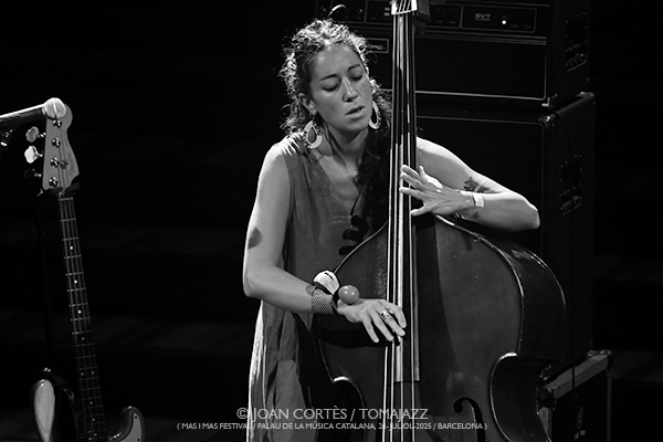 Verano Femenino 2025 Por Joan Cortès [INSTANTZZ AKA Galería fotográfica AKA Fotoblog de jazz, impro… y algo más] - Tomajazz - En Tomajazz los repasos por estaciones de las actuaciones femeninas de Joan Cortès son un clásico. Es el caso de Verano Femenino 2025, con imágenes de trece artistas disfrutadas en sus directos.