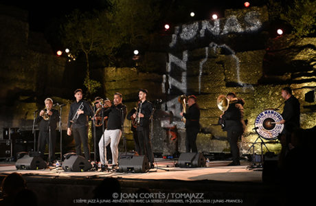 Majamisty Trio / Ana Popovic Sextet / Ekrem Mamutovic Orkestar (32è Jazz à Junas 2025 - Rencontre avec La Serbie / Carrières, 18-19-julio-2025, Junas -France-) [IV] Por Joan Cortès [INSTANTZZ AKA Galería fotográfica AKA Fotoblog de jazz, impro… y algo más] - Tomajazz - Majamisty Trio / Ana Popovic Sextet / Ekrem Mamutovic Orkestar actuaron en el 32è Jazz à Junas 2025. Joan Cortès lo retrata en INSTANTZZ