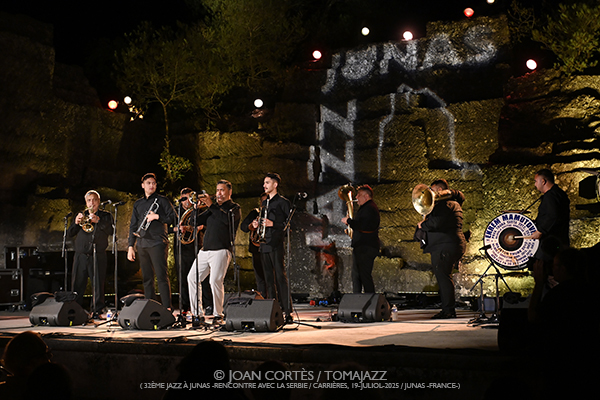 Majamisty Trio / Ana Popovic Sextet / Ekrem Mamutovic Orkestar (32è Jazz à Junas 2025 - Rencontre avec La Serbie / Carrières, 18-19-julio-2025, Junas -France-) [IV] Por Joan Cortès [INSTANTZZ AKA Galería fotográfica AKA Fotoblog de jazz, impro… y algo más] - Tomajazz - Majamisty Trio / Ana Popovic Sextet / Ekrem Mamutovic Orkestar actuaron en el 32è Jazz à Junas 2025. Joan Cortès lo retrata en INSTANTZZ