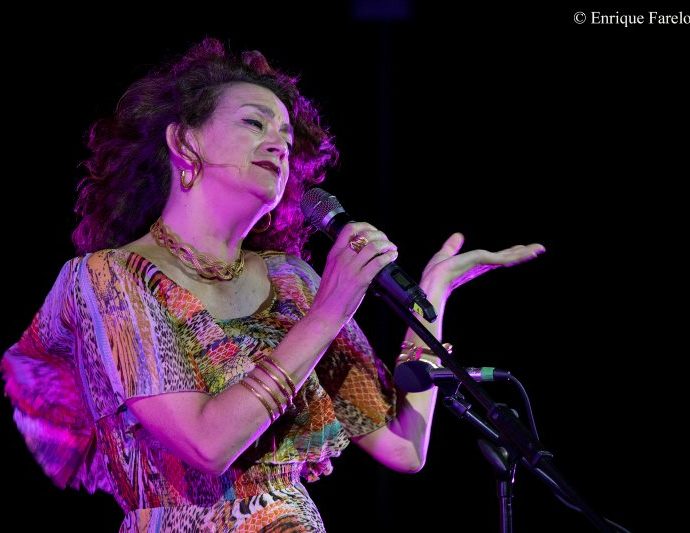 Carmen Paris presenta En Síntesis (Noches de Vicálvaro 2025. Parque forestal de Valdebernardo (lámina del agua), Vicálvaro, Madrid. 2025-07-17) Por Enrique Farelo [INSTANTZZ AKA Galería fotográfica AKA Fotoblog de jazz, impro… y algo más] - Tomajazz - Carmen Paris presentó En Síntesis en Noches de Vicálvaro 2025 en Vicálvaro, Madrid, el 17 de julio de 2025. Enrique Farelo lo retrata en INSTANTZZ. Actuaron Carmen Paris, Diego Ebbeler, Jorge Tejerina