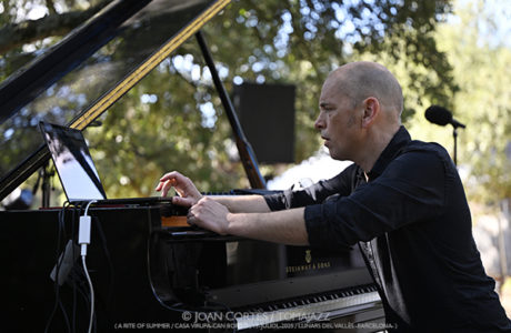 Tord Gustavsen -solo- (A Rite of Summer, LAC/ Casa Virupa, Can Bordoi, 13-julio-2025, Llinars del Vallès -Barcelona-) [II] Por Joan Cortès [INSTANTZZ AKA Galería fotográfica AKA Fotoblog de jazz, impro… y algo más] - Tomajazz - Tord Gustavsen  en solitario actuó en A Rite of Summer 2025 en LAC, en Llinars del Vallès -Barcelona- el 13 de julio de 2025, Joan Cortès lo retrata en INSTANTZZ