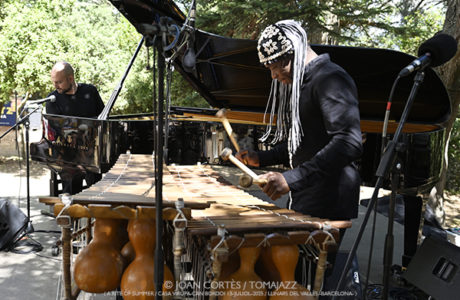 Shai Maestro & Aly Keita (A Rite of Summer 2025, LAC/ Casa Virupa, Can Bordoi, 13-julio-2025, Llinars del Vallès -Barcelona-) [I] Por Joan Cortès [INSTANTZZ AKA Galería fotográfica AKA Fotoblog de jazz, impro… y algo más] - Tomajazz - Shai Maestro & Aly Keita actuaron en A Rite of Summer 2025 en LAC en Casa Virupa, Can Bordoi, en Llinars del Vallès -Barcelona-, el 13 de julio de 2025, Joan Cortès lo retrata en INSTANTZZ