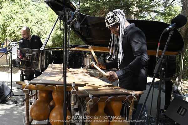 Shai Maestro & Aly Keita (A Rite of Summer 2025, LAC/ Casa Virupa, Can Bordoi, 13-julio-2025, Llinars del Vallès -Barcelona-) [I] Por Joan Cortès [INSTANTZZ AKA Galería fotográfica AKA Fotoblog de jazz, impro… y algo más] - Tomajazz - Shai Maestro & Aly Keita actuaron en A Rite of Summer 2025 en LAC en Casa Virupa, Can Bordoi, en Llinars del Vallès -Barcelona-, el 13 de julio de 2025, Joan Cortès lo retrata en INSTANTZZ