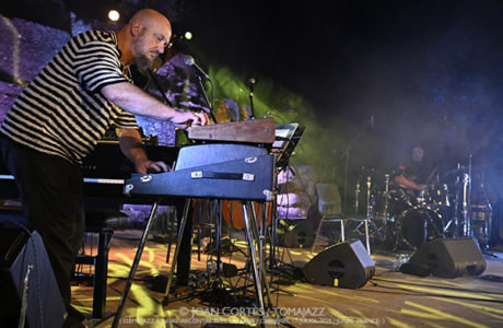 Bojan Z «Meteq» invite Thomas de Pourquery (32è Jazz à Junas - Rencontre avec La Serbie / Carrières, 17-julio-2025, Junas -France-) [III]  Por Joan Cortès [INSTANTZZ AKA Galería fotográfica AKA Fotoblog de jazz, impro… y algo más] - Tomajazz - Bojan Z «Meteq» invite Thomas de Pourquery en el 32è Jazz à Junas 2025. Joan Cortès lo retrata en INSTANTZZ. Con Bojan Zulfikarpašić, Rémi Vignolo, Titi Dufour, Thomas de Pourquery