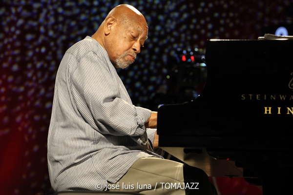 Kenny Barron Trio (48 Festival de Jazz de Vitoria. 2025-07-18) Por José Luis Luna Rocafort [INSTANTZZ AKA Galería fotográfica AKA Fotoblog de jazz, impro… y algo más] - Tomajazz - Kenny Barron Trio actuó en el 48 Festival de Jazz de Vitoria. José Luis Luna Rocafort lo retrata en INSTANTZZ. Actuaron Kenny Barron, Kiyoshi Kitagawa, Jonathan Blake