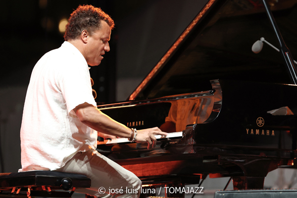 Jacky Terrasson Trio (37 Eivissa Jazz 2025. Baluard de Santa Llúcia. Eivissa. 2025-09-05) Por José Luis Luna Rocafort [INSTANTZZ AKA Galería fotográfica AKA Fotoblog de jazz, impro… y algo más] - Tomajazz - Jacky Terrasson Trio actuó en el 37 Eivissa Jazz 2025. José Luis Luna Rocafort retrata el concierto en INSTANTZZ. Actuaron Jacky Terrasson, Sylvain Romano, Marc Miralta