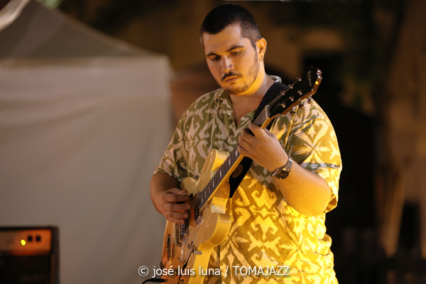 Goran Levi (37 Eivissa Jazz 2025. Passeig Vara de Rey. Eivissa. 2025-09-02) Por José Luis Luna Rocafort [INSTANTZZ AKA Galería fotográfica AKA Fotoblog de jazz, impro… y algo más] - Tomajazz - Goran Levi actuó en el 37 Eivissa Jazz 2025. José Luis Luna Rocafort lo retrata en INSTANTZZ. Intervinieron Goran Levi, Joan Garcías Tur, Josep Servera, Pere Miquel Molina