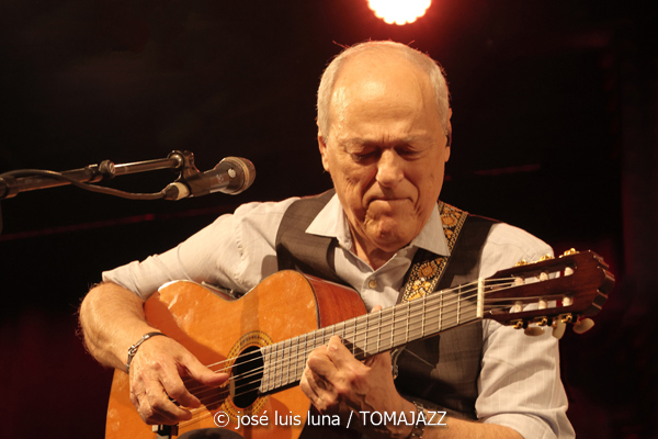 Toquinho (48 Festival de Jazz de Vitoria. 2025-07-19) Por José Luis Luna Rocafort [INSTANTZZ AKA Galería fotográfica AKA Fotoblog de jazz, impro… y algo más] - Tomajazz - Toquinho actuó en el 48 Festival de Jazz de Vitoria 2025. José Luis Luna Rocafort INSTANTZZ