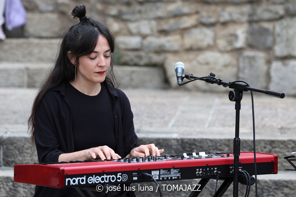 Nerea Arrieta Trío (48 Festival de Jazz de Vitoria. 2025-07-14) Por José Luis Luna Rocafort [INSTANTZZ AKA Galería fotográfica AKA Fotoblog de jazz, impro… y algo más] - Tomajazz - Nerea Arrieta Trío actuó en el 48 Festival de Jazz de Vitoria 2025. José Luis Luna Rocafort retrata el concierto en INSTANTZZ. Actuaron Nerea Arrieta, Fran Serrano, Raquel Arbeloa