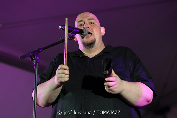 Rambalaya (48 Festival de Jazz de Vitoria. 2025-07-12) Por José Luis Luna Rocafort [INSTANTZZ AKA Galería fotográfica AKA Fotoblog de jazz, impro… y algo más] - Tomajazz - Rambalaya actuó en el 48 Festival de Jazz de Vitoria. José Luis Luna Rocafort retrata su concierto en INSTANTZZ. Rambalaya son Jonathan Herrero, Anton Jarl, Matías Míguez, Hector Martín, Nil Mujal, Àlex López, Raül Marc Portell