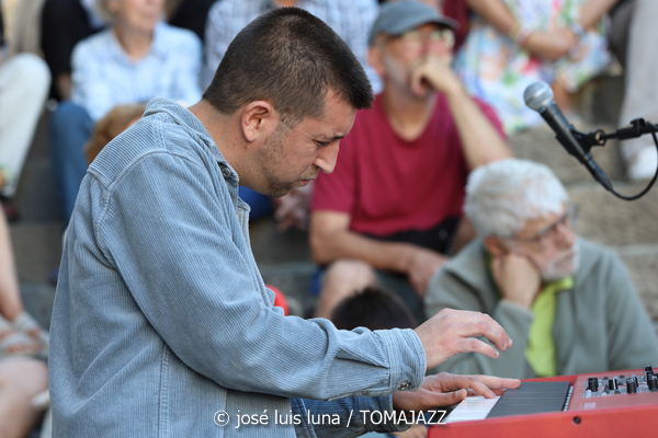 Malaka (48 Festival de Jazz de Vitoria. 2025-07-15) Por José Luis Luna Rocafort [INSTANTZZ AKA Galería fotográfica AKA Fotoblog de jazz, impro… y algo más] - Tomajazz - Malaka actuó en el 48 Festival de Jazz de Vitoria 2025. José Luis Luna Rocafort retrata el concierto en INSTANTZZ. Malaka son Gonzalo Encinal, Aitor Marimón, Beltrán del Álamo, Ager Alzola