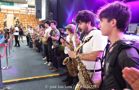 South Side Stompers (48 Festival de Jazz de Vitoria. 2025-07-19) Por José Luis Luna Rocafort [INSTANTZZ AKA Galería fotográfica AKA Fotoblog de jazz, impro… y algo más] - Tomajazz - South Side Stompers actuó en el 48 Festival de Jazz de Vitoria 2025. José Luis Luna Rocafort lo retrata en INSTANTZZ. Con esta entrega finaliza el amplio repaso por el 48 Festival de Jazz de Vitoria 2025