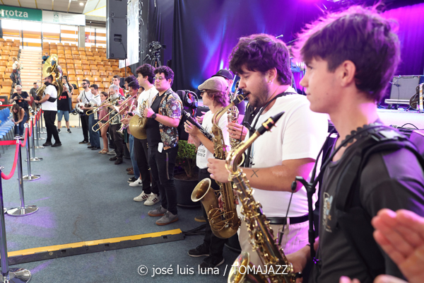 South Side Stompers (48 Festival de Jazz de Vitoria. 2025-07-19) Por José Luis Luna Rocafort [INSTANTZZ AKA Galería fotográfica AKA Fotoblog de jazz, impro… y algo más] - Tomajazz - South Side Stompers actuó en el 48 Festival de Jazz de Vitoria 2025. José Luis Luna Rocafort lo retrata en INSTANTZZ. Con esta entrega finaliza el amplio repaso por el 48 Festival de Jazz de Vitoria 2025