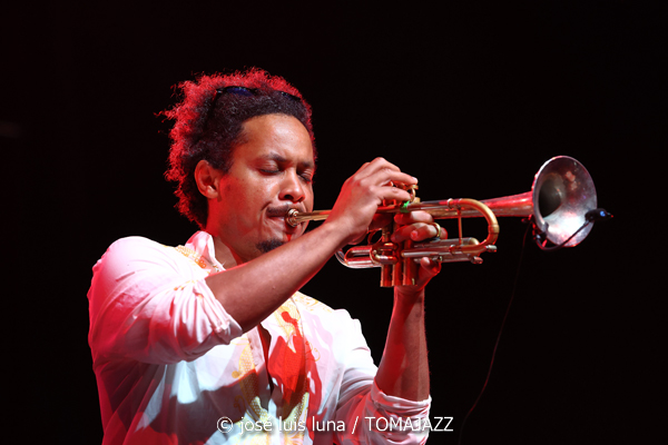 Carlos Sarduy & Groove Messengers (37 Eivissa Jazz 2025. Baluard de Santa Llúcia. Eivissa. 2025-09-06) Por José Luis Luna Rocafort [INSTANTZZ AKA Galería fotográfica AKA Fotoblog de jazz, impro… y algo más] - Tomajazz - Carlos Sarduy & Groove Messengers actuaron en el 37 Eivissa Jazz 2025. José Luis Luna Rocafort lo retrata en INSTANTZZ. Actuaron Carlos Sarduy, Alexey León; saxo alto Vicent Tur: trombón Abel Marcel: piano Aaron Puente: bajo eléctrico Jay Kalo Sánchez: batería invitados: Marina Abad: voz Noslen Ortega