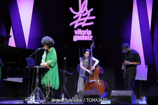 Milena Casado (48 Festival de Jazz de Vitoria. 2025-07-19) Por José Luis Luna Rocafort [INSTANTZZ AKA Galería fotográfica AKA Fotoblog de jazz, impro… y algo más] - Tomajazz - Milena Casado actuó en el 48 Festival de Jazz de Vitoria 2025. José Luis Luna Rocafort la retrata en INSTANTZZ. Actuaron Milena Casado, Morgan Guerin, Lex Korten, Kanoa Mendenhall, Jongkuk Kim