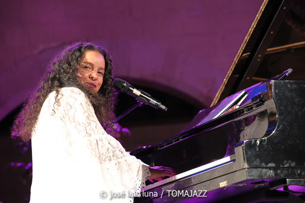 Glenda E (Jazz Palma Festival 2025. Castell de Bellver. Palma. 2025-08-07) Por José Luis Luna Rocafort [INSTANTZZ AKA Galería fotográfica AKA Fotoblog de jazz, impro… y algo más] - Tomajazz - Glenda E actuó en el Jazz Palma Festival 2025 en Castell de Bellver. José Luis Luna Rocafort lo retrata en INSTANTZZ. Actuaron
