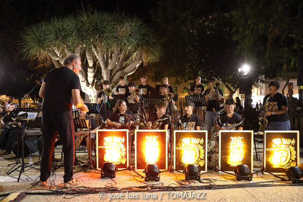 Jove Big Band Sedajazz (37 Eivissa Jazz 2025. Baluard de Santa Llúcia. Eivissa. 2025-09-01) Por José Luis Luna Rocafort [INSTANTZZ AKA Galería fotográfica AKA Fotoblog de jazz, impro… y algo más] - Tomajazz - Jove Big Band Sedajazz actuó en el 37 Eivissa Jazz 2025, el día 1 de septiembre. José Luis Luna Rocafort [INSTANTZZ