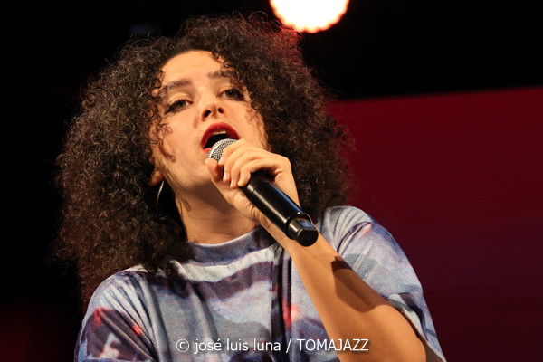 Dora Morelenbaum (48 Festival de Jazz de Vitoria. 2025-07-19) Por José Luis Luna Rocafort [INSTANTZZ AKA Galería fotográfica AKA Fotoblog de jazz, impro… y algo más] - Tomajazz - Dora Morelenbaum actuó en el 48 Festival de Jazz de Vitoria 2025. José Luis Luna Rocafort la retrata en INSTANTZZ. Actuaron Dora Morelenbaum: voz, órgano, guitarra eléctrica Guilherme Lirio: guitarra eléctrica, órgano Guto Wirti: bajo eléctrica Daniel Conceiçao