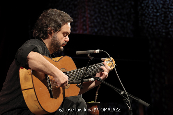 Yamandu Costa (48 Festival de Jazz de Vitoria. 2025-07-19) Por José Luis Luna Rocafort [INSTANTZZ AKA Galería fotográfica AKA Fotoblog de jazz, impro… y algo más] - Tomajazz - Yamandu Costa actuó en el 48 Festival de Jazz de Vitoria. 2025-07-19) Por José Luis Luna Rocafort [INSTANTZZ