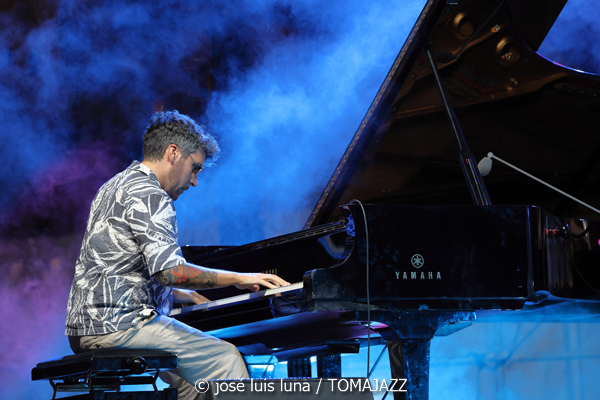 Álex Conde Trío (37 Eivissa Jazz 2025. 2025-09-04) Por José Luis Luna Rocafort [INSTANTZZ AKA Galería fotográfica AKA Fotoblog de jazz, impro… y algo más] - Tomajazz - Álex Conde Trío actuó en el 37 Eivissa Jazz 2025. José Luis Luna Rocafort lo retrata en INSTANTZZ. Actuaron Álex Conde, Pablo Martín Caminero, Michael Olivera