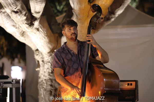 Goran Levi (37 Eivissa Jazz 2025. Passeig Vara de Rey. Eivissa. 2025-09-02) Por José Luis Luna Rocafort [INSTANTZZ AKA Galería fotográfica AKA Fotoblog de jazz, impro… y algo más] - Tomajazz - Goran Levi actuó en el 37 Eivissa Jazz 2025. José Luis Luna Rocafort lo retrata en INSTANTZZ. Intervinieron Goran Levi, Joan Garcías Tur, Josep Servera, Pere Miquel Molina