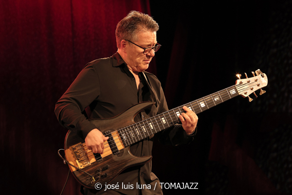 Toquinho (48 Festival de Jazz de Vitoria. 2025-07-19) Por José Luis Luna Rocafort [INSTANTZZ AKA Galería fotográfica AKA Fotoblog de jazz, impro… y algo más] - Tomajazz - Toquinho actuó en el 48 Festival de Jazz de Vitoria 2025. José Luis Luna Rocafort INSTANTZZ