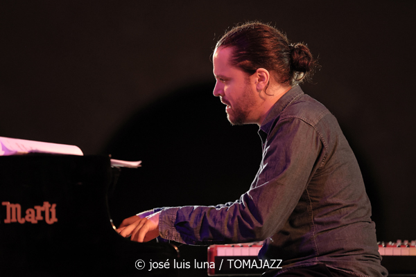 Giulia Valle Trío (Jazz Palma Festival 2025. Castell de Bellver. Palma. 2025-08-21) Por José Luis Luna Rocafort [INSTANTZZ AKA Galería fotográfica AKA Fotoblog de jazz, impro… y algo más] - Tomajazz - Giulia Valle Trío (actuó en el Jazz Palma Festival 2025 en el Castell de Bellver el 21 de agosto de 2025. José Luis Luna Rocafort la retrata en INSTANTZZ. Actuaron