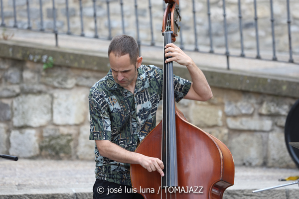 Nerea Arrieta Trío (48 Festival de Jazz de Vitoria. 2025-07-14) Por José Luis Luna Rocafort [INSTANTZZ AKA Galería fotográfica AKA Fotoblog de jazz, impro… y algo más] - Tomajazz - Nerea Arrieta Trío actuó en el 48 Festival de Jazz de Vitoria 2025. José Luis Luna Rocafort retrata el concierto en INSTANTZZ. Actuaron Nerea Arrieta, Fran Serrano, Raquel Arbeloa