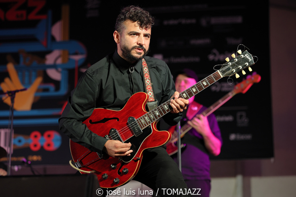 Rambalaya (48 Festival de Jazz de Vitoria. 2025-07-12) Por José Luis Luna Rocafort [INSTANTZZ AKA Galería fotográfica AKA Fotoblog de jazz, impro… y algo más] - Tomajazz - Rambalaya actuó en el 48 Festival de Jazz de Vitoria. José Luis Luna Rocafort retrata su concierto en INSTANTZZ. Rambalaya son Jonathan Herrero, Anton Jarl, Matías Míguez, Hector Martín, Nil Mujal, Àlex López, Raül Marc Portell