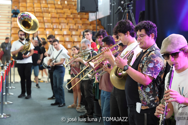 South Side Stompers (48 Festival de Jazz de Vitoria. 2025-07-19) Por José Luis Luna Rocafort [INSTANTZZ AKA Galería fotográfica AKA Fotoblog de jazz, impro… y algo más] - Tomajazz - South Side Stompers actuó en el 48 Festival de Jazz de Vitoria 2025. José Luis Luna Rocafort lo retrata en INSTANTZZ. Con esta entrega finaliza el amplio repaso por el 48 Festival de Jazz de Vitoria 2025