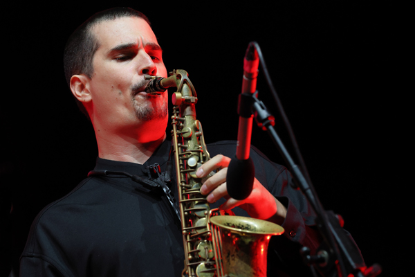 Carlos Sarduy & Groove Messengers (37 Eivissa Jazz 2025. Baluard de Santa Llúcia. Eivissa. 2025-09-06) Por José Luis Luna Rocafort [INSTANTZZ AKA Galería fotográfica AKA Fotoblog de jazz, impro… y algo más] - Tomajazz - Carlos Sarduy & Groove Messengers actuaron en el 37 Eivissa Jazz 2025. José Luis Luna Rocafort lo retrata en INSTANTZZ. Actuaron Carlos Sarduy, Alexey León; saxo alto Vicent Tur: trombón Abel Marcel: piano Aaron Puente: bajo eléctrico Jay Kalo Sánchez: batería invitados: Marina Abad: voz Noslen Ortega