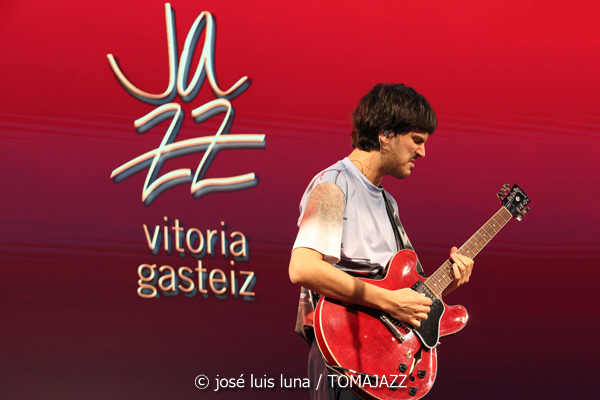 Dora Morelenbaum (48 Festival de Jazz de Vitoria. 2025-07-19) Por José Luis Luna Rocafort [INSTANTZZ AKA Galería fotográfica AKA Fotoblog de jazz, impro… y algo más] - Tomajazz - Dora Morelenbaum actuó en el 48 Festival de Jazz de Vitoria 2025. José Luis Luna Rocafort la retrata en INSTANTZZ. Actuaron Dora Morelenbaum: voz, órgano, guitarra eléctrica Guilherme Lirio: guitarra eléctrica, órgano Guto Wirti: bajo eléctrica Daniel Conceiçao