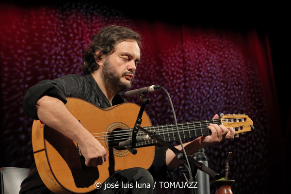 Yamandu Costa (48 Festival de Jazz de Vitoria. 2025-07-19) Por José Luis Luna Rocafort [INSTANTZZ AKA Galería fotográfica AKA Fotoblog de jazz, impro… y algo más] - Tomajazz - Yamandu Costa actuó en el 48 Festival de Jazz de Vitoria. 2025-07-19) Por José Luis Luna Rocafort [INSTANTZZ