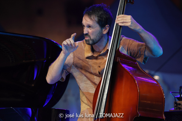 Álex Conde Trío (37 Eivissa Jazz 2025. 2025-09-04) Por José Luis Luna Rocafort [INSTANTZZ AKA Galería fotográfica AKA Fotoblog de jazz, impro… y algo más] - Tomajazz - Álex Conde Trío actuó en el 37 Eivissa Jazz 2025. José Luis Luna Rocafort lo retrata en INSTANTZZ. Actuaron Álex Conde, Pablo Martín Caminero, Michael Olivera