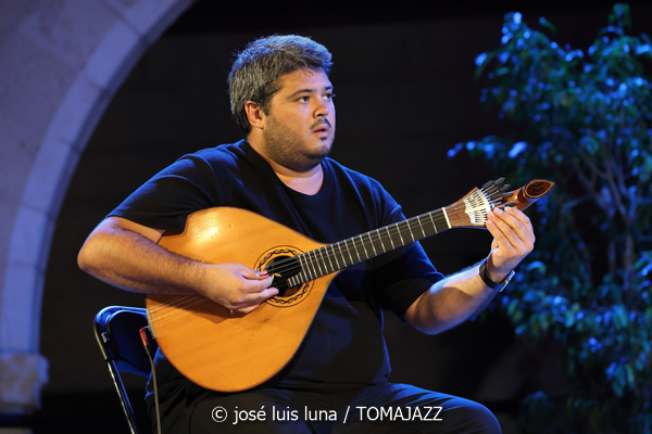Sara Correira (Nits a Bellver. Palma. 2025-08-19) Por José Luis Luna Rocafort [INSTANTZZ AKA Galería fotográfica AKA Fotoblog de jazz, impro… y algo más] - Tomajazz - Sara Correira actuó en Nits a Bellver en el castillo situado en Palma el 19 de agosto de 2025. José Luis Luna Rocafort lo retrata en INSTANTZZ. Actuaron Sara Correira, Diogo Clemente, Ângelo Freire, Frederico Gato